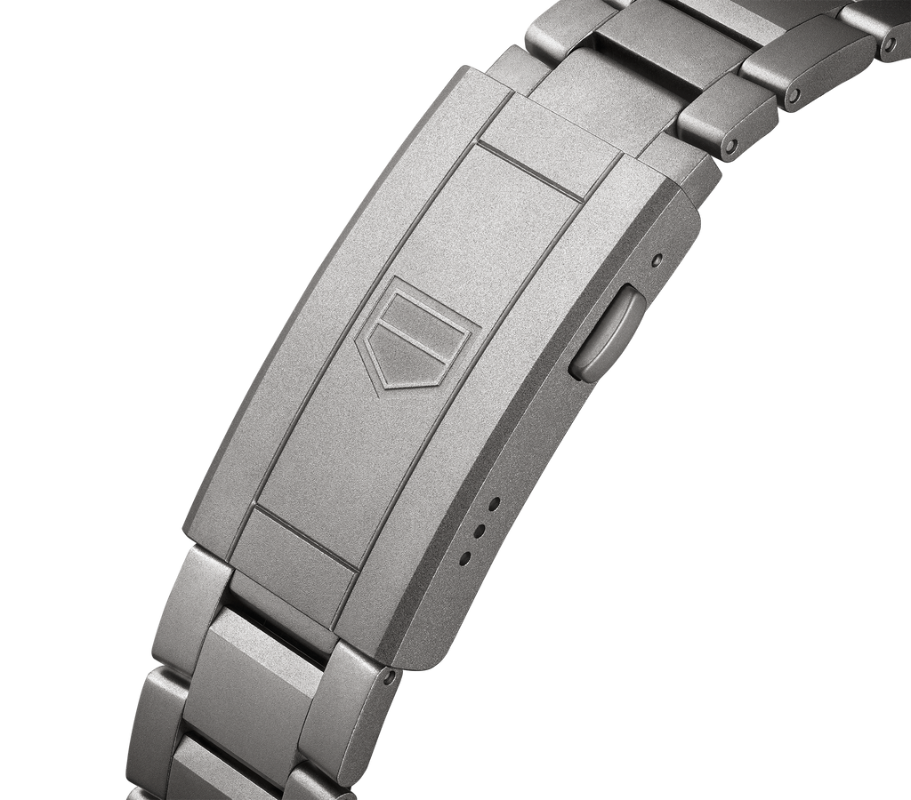 TGHR Aquaracer Professional 200 Solargraph with Titanium Bracelet